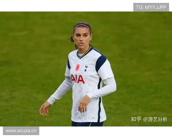 亚历克斯·摩根超市推车拎名牌袋，实在分不清这是买菜还是走秀