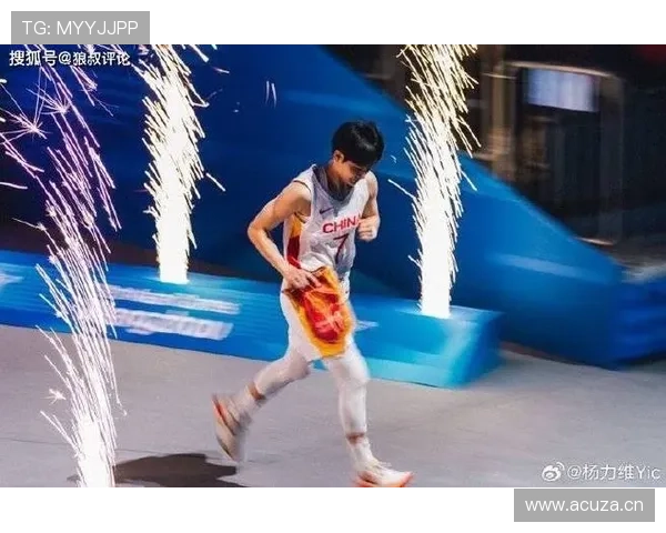 杨力维训练完拎个大牌包，路人都怀疑自己是不是走错片场